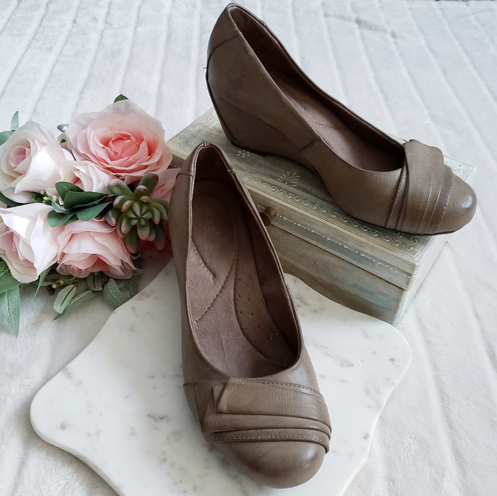 Naturalizer - Leather Wedge Pumps